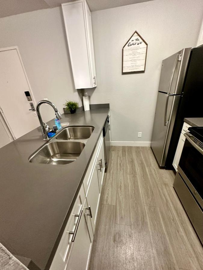 Entire Apartment + Parking ロサンゼルス エクステリア 写真