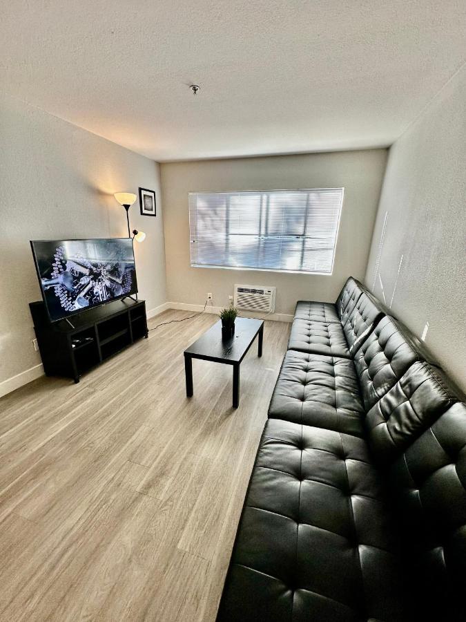 Entire Apartment + Parking ロサンゼルス エクステリア 写真